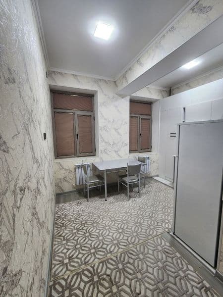 Uy o‘zimniki 1 xona yangi uy jihozlari bilan, yosh zaksli oy