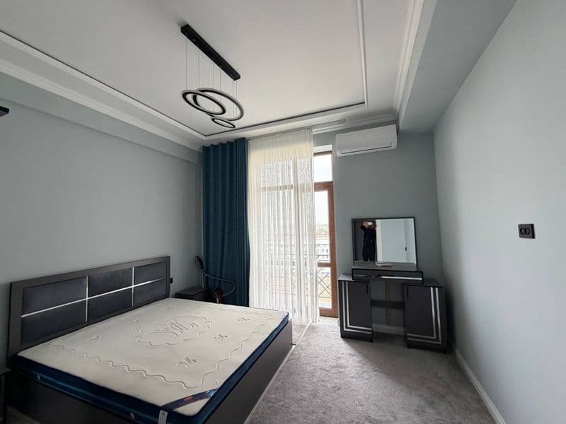 Отличное расположение дома - всё рядом - много магазинов, Це — фото 3