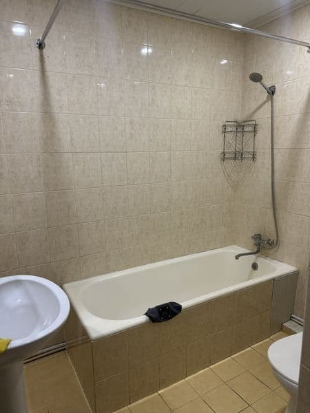 Квартира находится на метро Ойбек до метро 20м 3 этаж 4 этаж