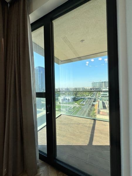 Комнат: 3<br />
Этаж: 8 из 23<br />
Общая площадь: 87 м²<br 