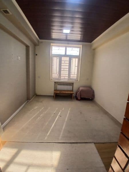 Район: Яккасорой<br />
Этаж: 3<br />
Этажность: 4<br />
Сост