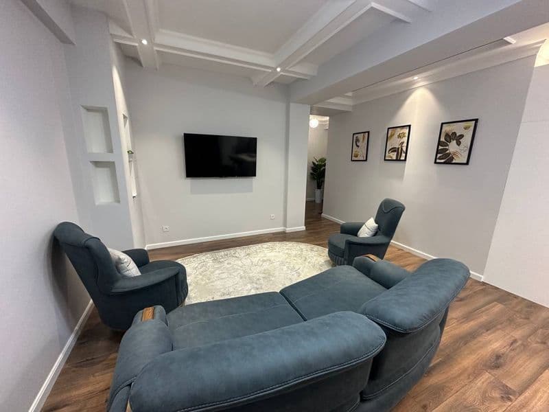 100 kvadrad, 3 xona 2 ta nasuzel hammaga jihozlari bor, uzoq