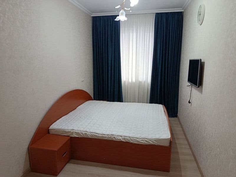 Shayxontohur tumanida, Milliy bogʻ metrosi yonida joylashgan