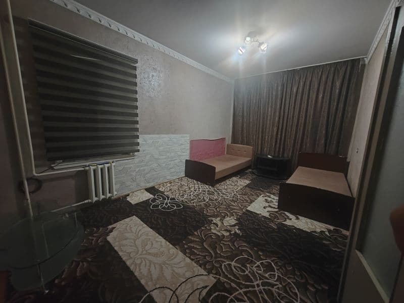 Двухкомнатная с кондиционером, стиральной машиной и мебелью.