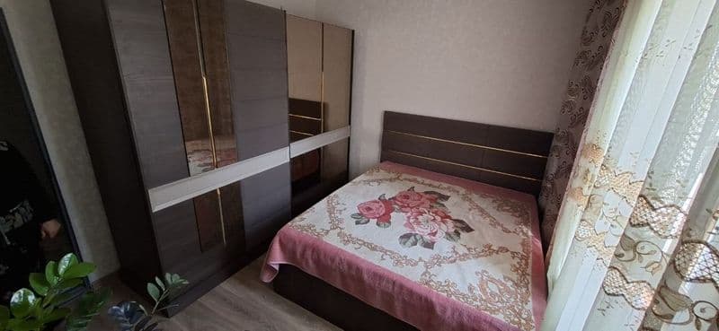 Yunusobod 16 kv 4 xona + 1ta xona kladovkasi bor parkovka bo