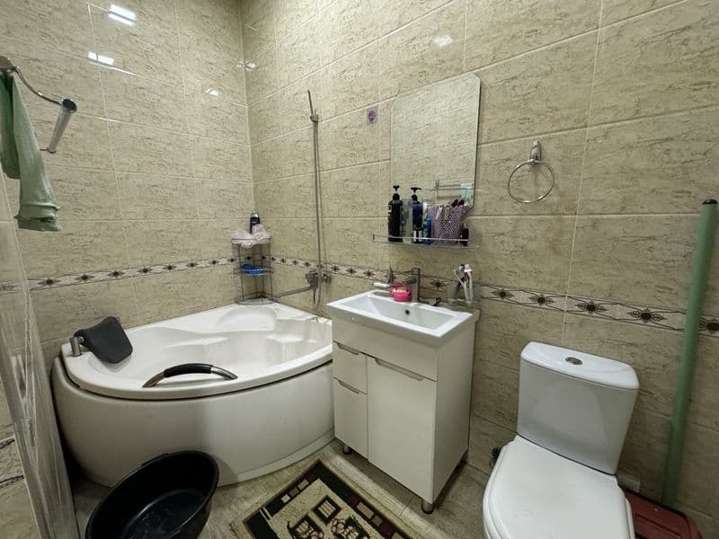 Предоплата на два месяца. <br />
<br />
Дом свой. Без маклер