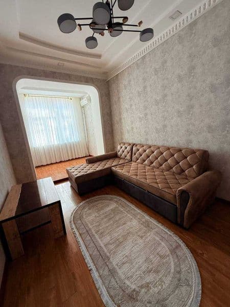 Сдаётся 2-комнатная квартира на 1-м этаже в центре города, р