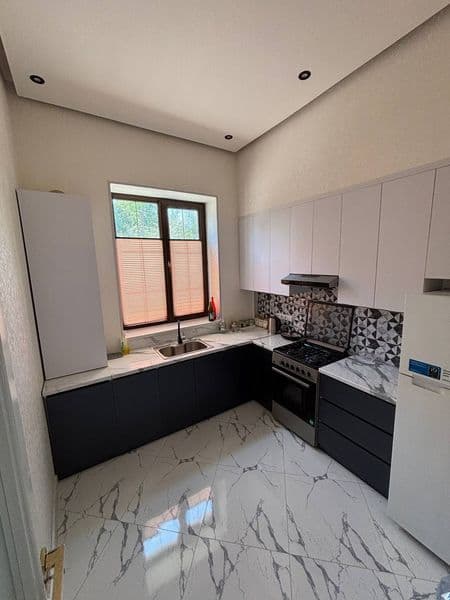 Новостройка  3/1/5  75м²<br />
От метро 3 минуты<br />
Теплы