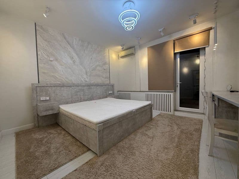 Отличное расположение дома - всё рядом - много магазинов, Це — фото 3