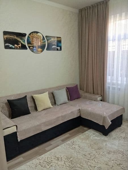 В квартире есть телевизор холодильник полас кровать стол сту