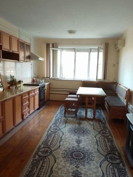 Кушбеги йул буйида жойлашган квартира бор.кизлар ва аёллар у