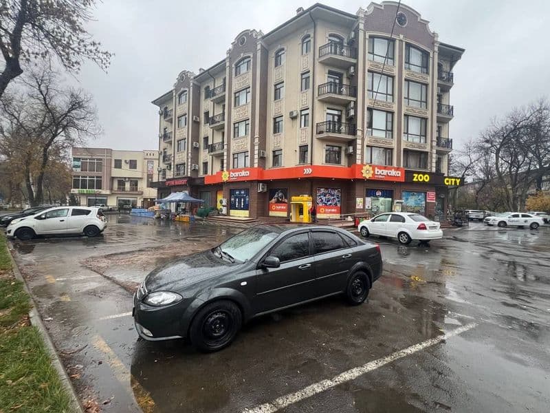 Район: Олмазор <br />
Кўча: Кора-камиш 2/1<br />
Мўлжал: Бар