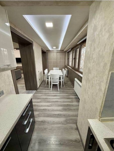 Рядом есть: рестораны, кафе,детский сад,стоянка,больницы, по — фото 2