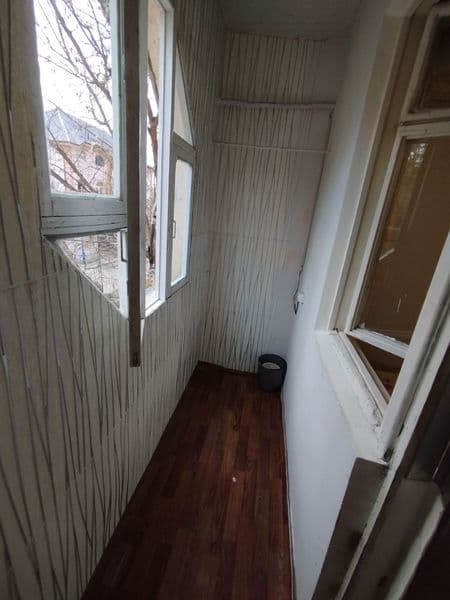 Квартира находится не далеко от транспорта, рынка и метро ес