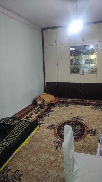 Õqiydigan yoki ishlaydigan toza ozoda qizlar uchun kvartira