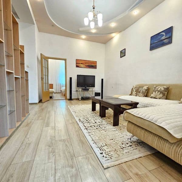 Отличное расположение дома - всё рядом - много магазинов, Це — фото 3