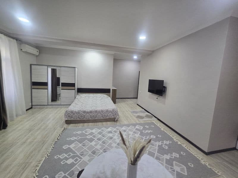 Квартира полностью обставлена мебелью и техникой звоните ест