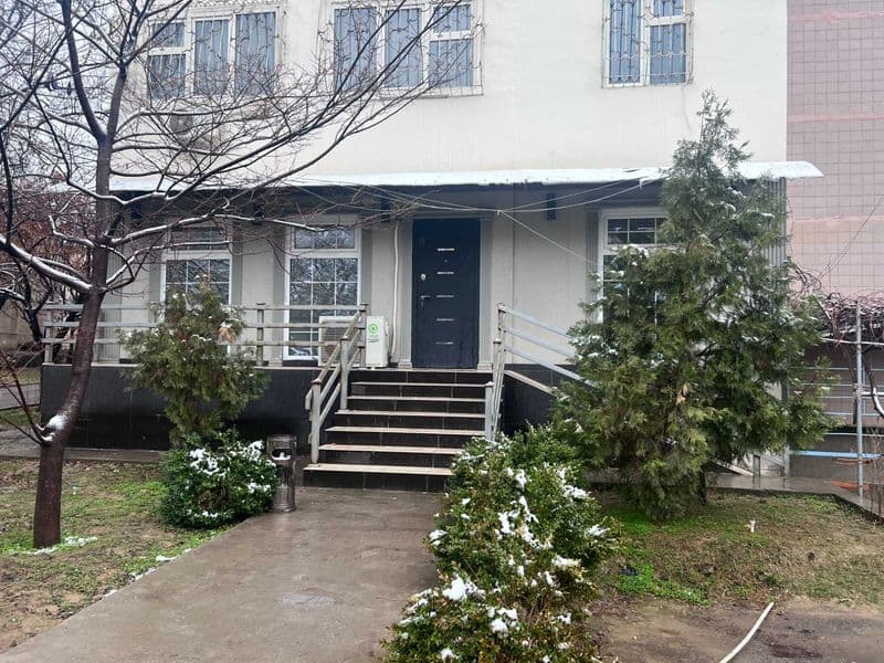 Arenda Parkent bozor qarshisida<br />
1-qavat 2 xona 72m2  (