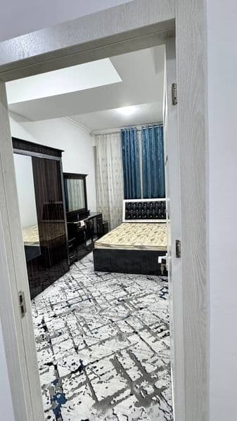 Pushkin metro bekati<br />
Pushkin metro tepasida, uy ichida