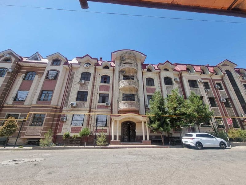 Двухэтажный дом. Сдаём одну комнату в аренду двум студенткам