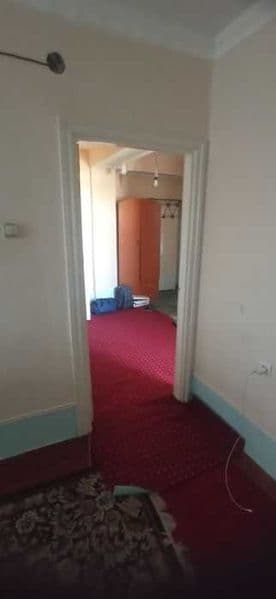 1 kishi kerak umumiy 4 kishi turiladi 2 xonali uy.<br />
Man