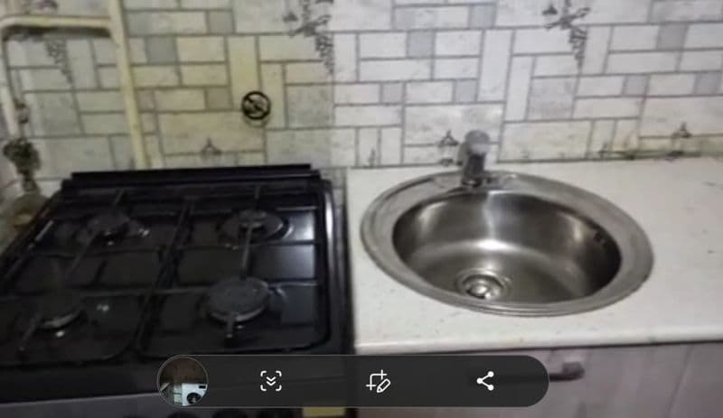 Qulay hududda joylashgan. <br />
Buyuk ipak yo‘li metrodan c