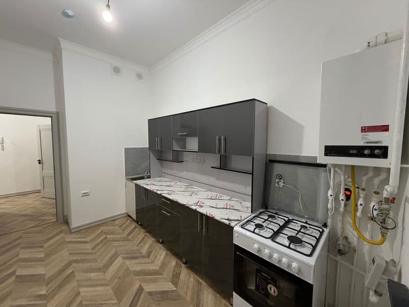 Yangi Oʻzbekiston bogʻining oldida,<br />
Novostroyka dom,<b