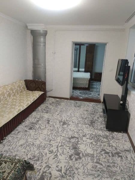 В квартире есть телевизор шкаф стол стулья шкаф кровать