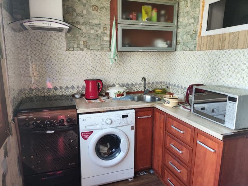 Сдам в аренду 1 комнатную, переделанную в 2х, на 4этаже, 5 э