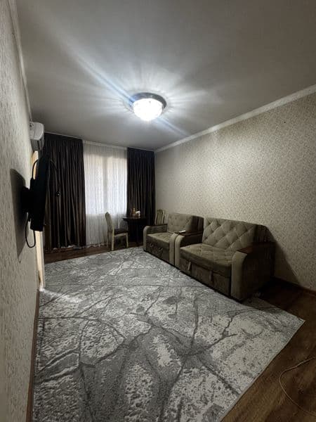 Рядом с базаром Кадышева<br />
3 этаж<br />
2-комнатная квар