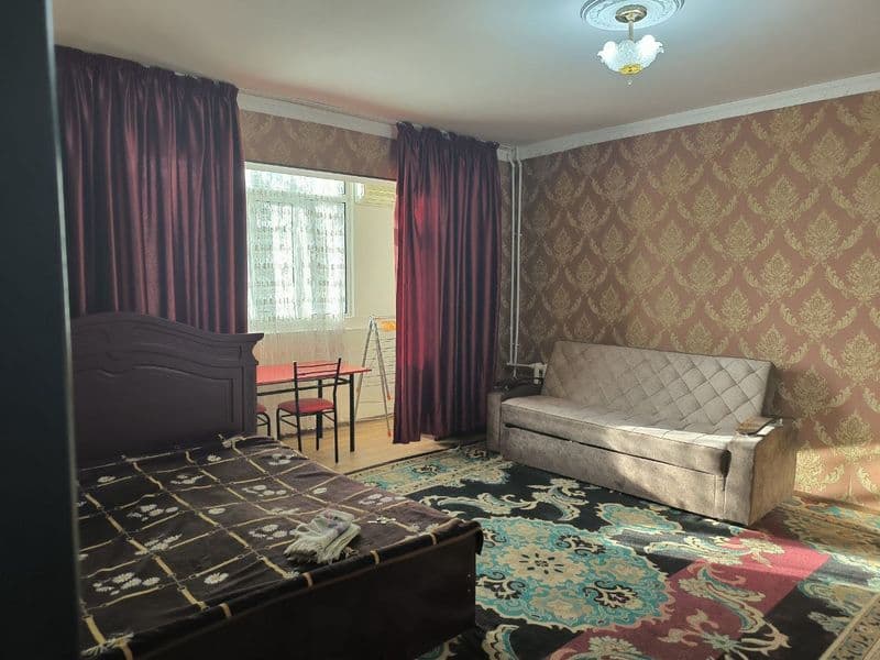 Район: Яшнабод<br />
Ориентир: на против базара кадышева <br