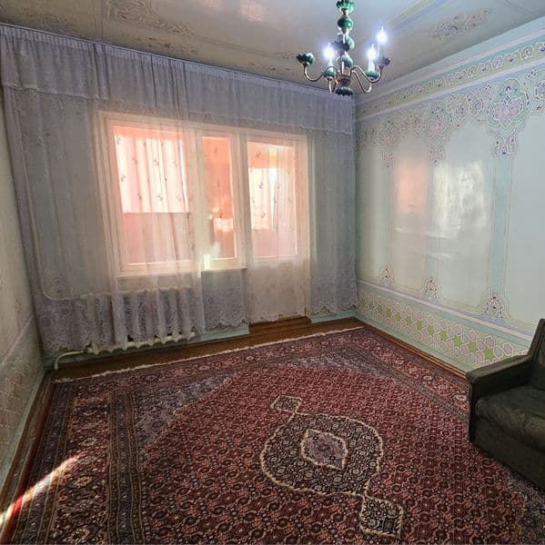 3 этаж, 2-комнатная квартира.<br />
Состояние: без ремонта, 