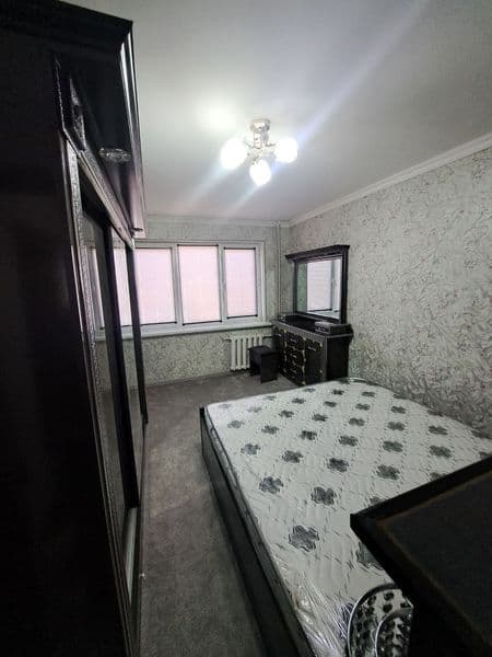 Pushkin metro bekati<br />
Pushkin metro tepasida, uy ichida