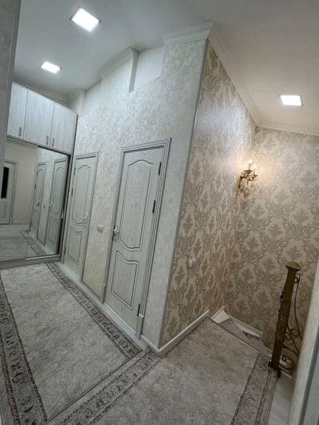 Отличное расположение дома - всё рядом - много магазинов, Це — фото 5