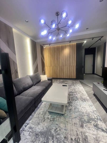 Отличное расположение дома - всё рядом - много магазинов, Це