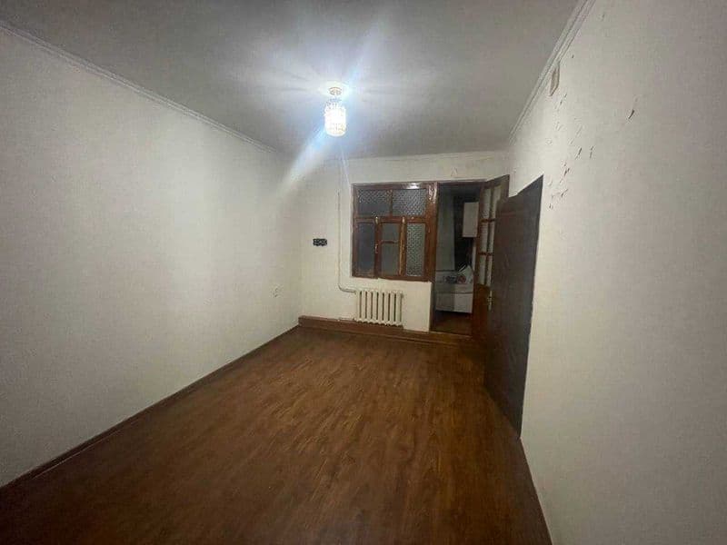 Квартира ремонти ўрта даражада, оила арендага қўйилади.