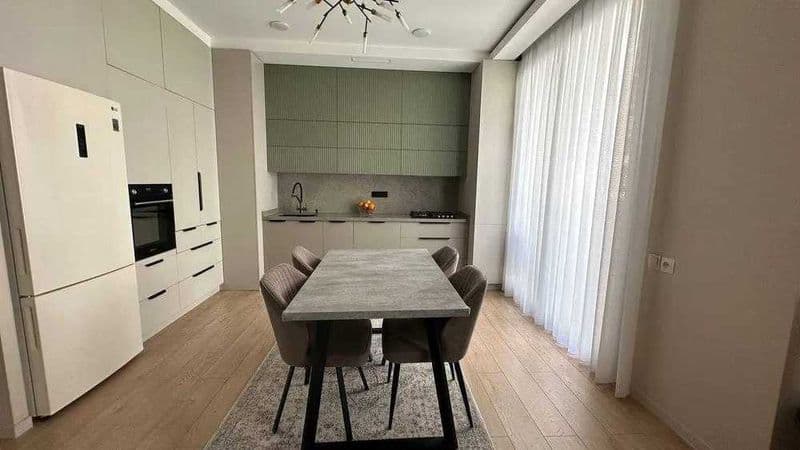 Район:Yakkasaroy<br />
Адрес: Bobur kocha<br />
<br />
Комна