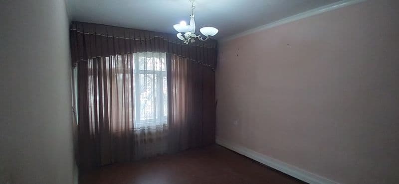 Без ремонта чистая квартира,пустая,частично с мебелью,комнат