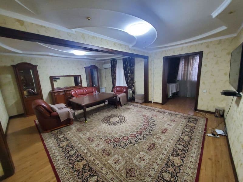 Отличное расположение дома - всё рядом - много магазинов, Це — фото 2