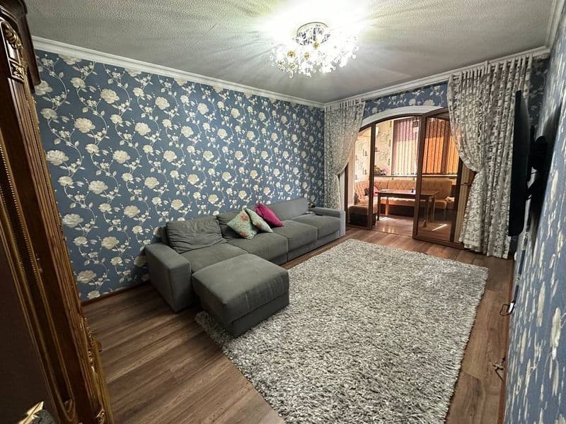 Срочно сдаю 2-х комнатная переделанная 3-х комнатную квартир