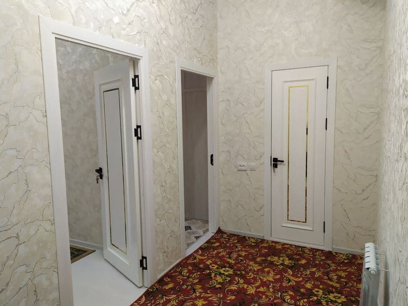 Сдаётся 2-х комнатная (одна комната студийная) квартира на м