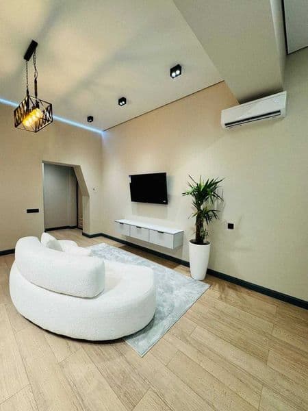 • ЖК: NRG Oybek<br />
• Комнат: 3<br />
• Этаж: 12<br />
• П — фото 5