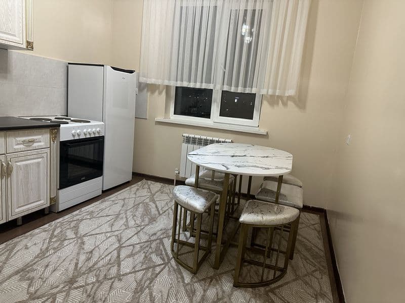 Шайхонтохурда 1 хонали квартира ижарага берилади. Факат оила