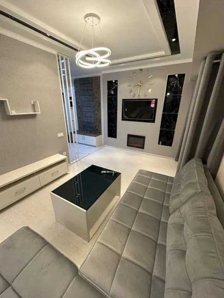 Район: Юнусабадский<br />
Адрес: Бадамзар<br />
<br />
Комна