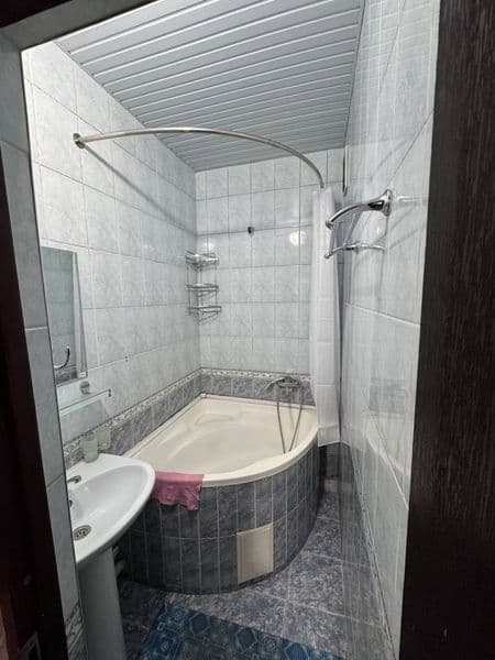 Дом вдоль дороги. Квартира 3 х комнатная переделанная на 4. 