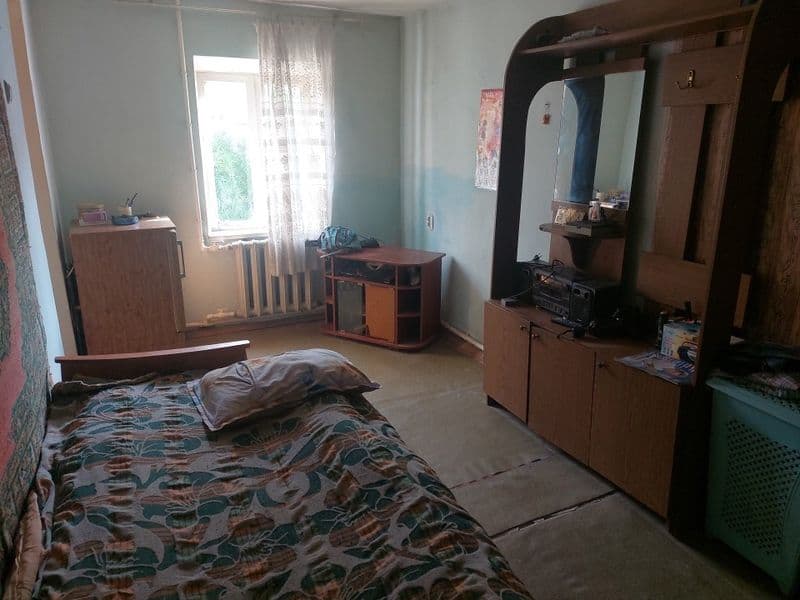 Комната для жилья: небольшой зал-диван, шкаф, полки,  + кухн — фото 4