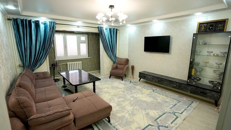 Шайхонтохур Гафур Гулом метроси ёнида<br />
шерикликка болла