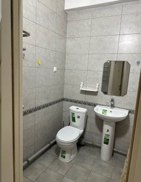 Arenda Qorasaroy Golden hous<br />
1 xona pustoy kuxnya bor  — фото 4