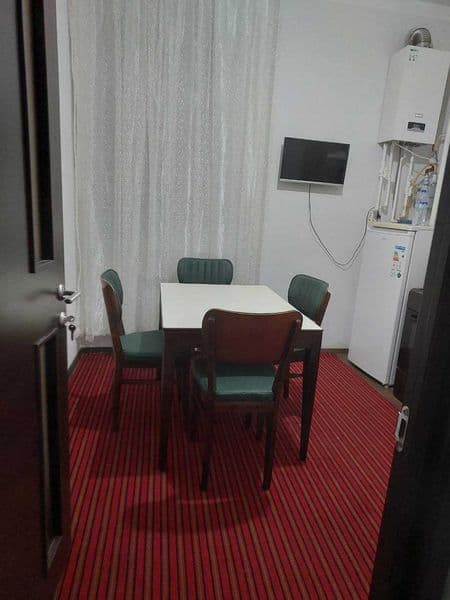 Только семейная пара живёт в уютной квартире, вместе готовит