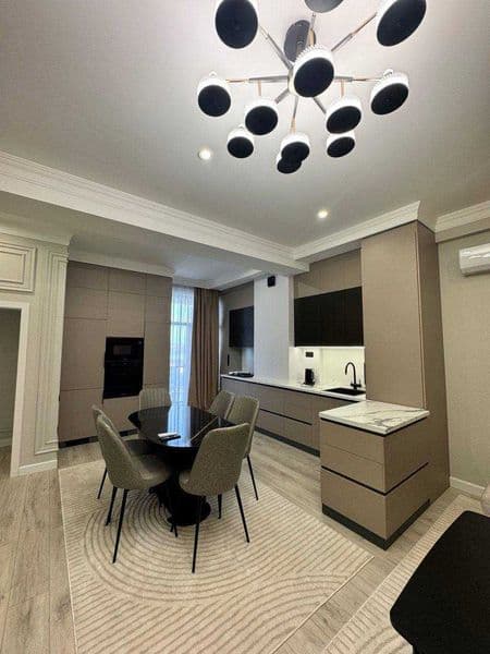 Сдается в долгосрочную аренду просторная 3-комнатная квартир